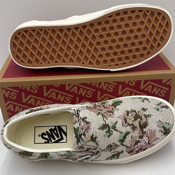 Vans Men’s Classic Slip-On Tapestry Floral Marshmall
VN000BVZCCZ
Sneakers - Picture 4 of 16
